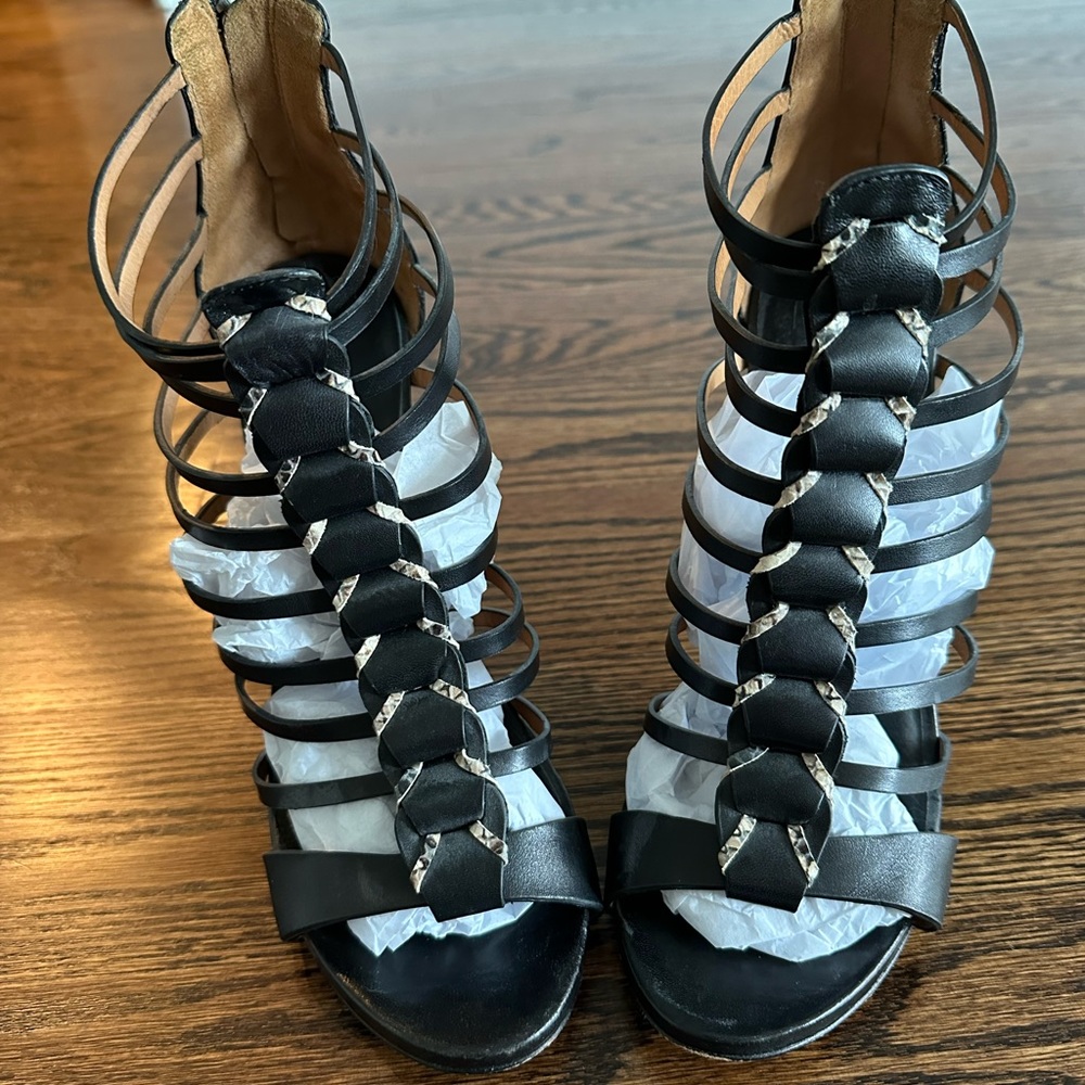 EUC COACH HEELS - Picture 2 of 7